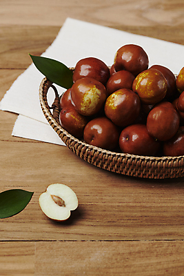 포토 JPG 스튜디오촬영 열매 식재료 나뭇잎 사람없음 바구니 가을 신선 유기농 담기 나무바닥 사과대추 국내포토 식물 웰빙 계절 잎 모션 바닥 실내 대추 파일형식