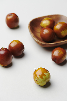 포토 JPG 스튜디오촬영 열매 식재료 사람없음 가을 신선 유기농 담기 나무그릇 사과대추 국내포토 식물 그릇 웰빙 계절 모션 실내 목재 대추 파일형식