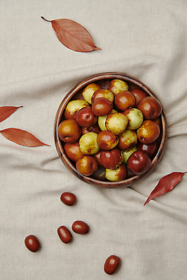 포토 JPG 스튜디오촬영 열매 낙엽 식재료 사람없음 하이앵글 가을 신선 천 유기농 담기 나무그릇 사과대추 국내포토 식물 그릇 웰빙 계절 뷰포인트 잎 모션 실내 목재 직물 대추 파일형식