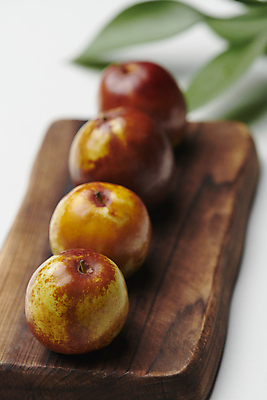 포토 JPG 스튜디오촬영 열매 식재료 근접촬영 사람없음 가을 신선 유기농 나무도마 사과대추 국내포토 식물 웰빙 계절 뷰포인트 도마 실내 목재 대추 파일형식