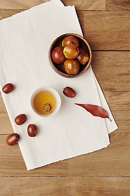 포토 JPG 스튜디오촬영 접시 열매 낙엽 식재료 사람없음 하이앵글 가을 신선 천 유기농 담기 나무그릇 사과대추 국내포토 식물 그릇 식기 웰빙 계절 뷰포인트 잎 모션 실내 목재 직물 대추 파일형식