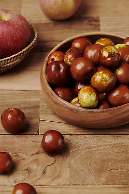 포토 JPG 스튜디오촬영 열매 식재료 사람없음 바구니 가을 신선 유기농 담기 나무그릇 사과대추 국내포토 식물 그릇 웰빙 계절 모션 실내 목재 대추 파일형식