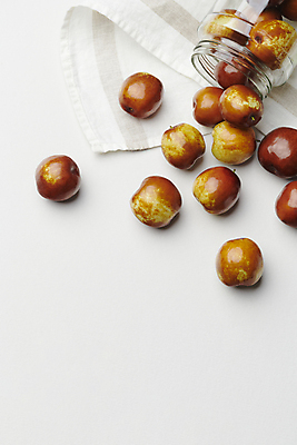 포토 JPG 스튜디오촬영 열매 식재료 유리병 사람없음 하이앵글 가을 신선 천 유기농 사과대추 국내포토 식물 웰빙 계절 뷰포인트 병_용기 실내 직물 대추 파일형식