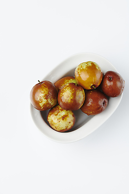 포토 JPG 스튜디오촬영 그릇 접시 열매 식재료 사람없음 하이앵글 가을 신선 유기농 담기 사과대추 국내포토 식물 식기 웰빙 계절 뷰포인트 모션 실내 대추 파일형식