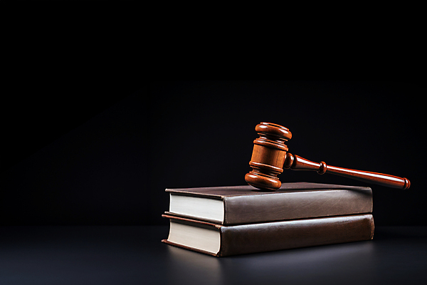 JPG 편집이미지 사람없음 디지털합성 오브젝트 의사봉 공정 법원 정의 법전 헌법 편집실사 AI포토 AI콘텐츠 책 CG 법 파일형식