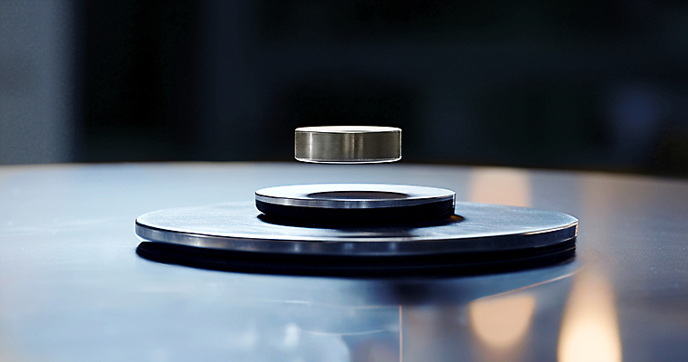 JPG 편집이미지 사람없음 빛 검은색 원형 은색 떠있는 디지털합성 자석 초전도체 편집실사 AI컴퓨터그래픽 AI콘텐츠 도형 컬러 모션 CG 파일형식