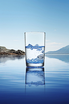 JPG 편집이미지 기념일 자연 사람없음 컵 물 반사 얼음 물방울 세계물의날 편집실사 AI컴퓨터그래픽 AI콘텐츠 자연요소 식기 이벤트 CG 생태계 파일형식 법정기념일