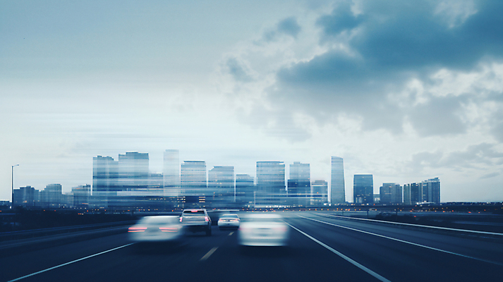 JPG 구름 편집이미지 도로 자동차 하늘 빌딩 사람없음 건물 파란색 도시 디지털합성 속도 장노출 편집실사 AI컴퓨터그래픽 AI콘텐츠 자연요소 건축물 길 육상교통 컬러 교통시설 촬영기법 CG 파일형식