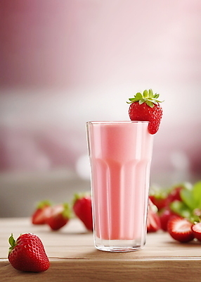 JPG 편집이미지 음료 분홍색 딸기 잔 사람없음 디지털합성 나무탁자 딸기쉐이크 블러효과 편집소스 편집실사 AI포토 AI콘텐츠 식기 컬러 과일 탁자 CG 쉐이크 블러 파일형식 효과