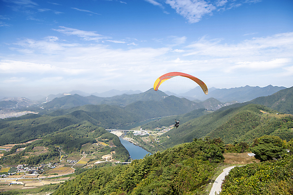 포토 JPG 구름 자연 하늘 산 풍경 사람없음 가을 힐링 패러글라이딩 단양 국내포토 자연요소 계절 스포츠 생태계 충청북도 파일형식