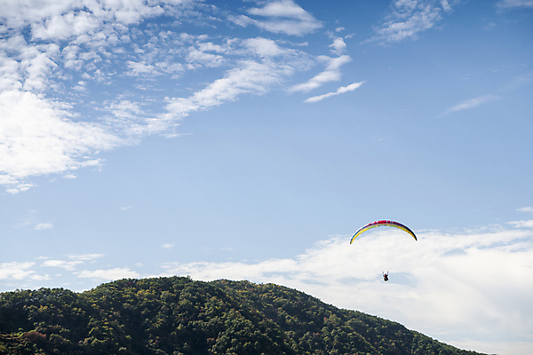 포토 JPG 구름 자연 하늘 산 풍경 사람없음 가을 힐링 패러글라이딩 단양 국내포토 자연요소 계절 스포츠 생태계 충청북도 파일형식