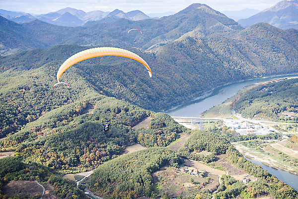 포토 JPG 자연 휴가 휴식 산 풍경 사람없음 강 가을 힐링 패러글라이딩 단양 국내포토 계절 스포츠 컨셉 생태계 충청북도 파일형식