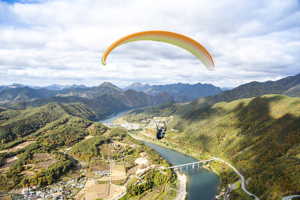 포토 JPG 구름 자연 하늘 휴가 휴식 풍경 사람없음 강 가을 힐링 패러글라이딩 단양 국내포토 자연요소 계절 스포츠 컨셉 생태계 충청북도 파일형식