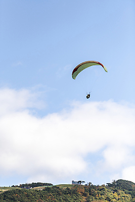 포토 JPG 구름 자연 하늘 휴가 휴식 산 풍경 사람없음 가을 힐링 패러글라이딩 단양 국내포토 자연요소 계절 스포츠 컨셉 생태계 충청북도 파일형식