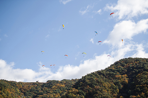 포토 JPG 구름 자연 하늘 산 풍경 사람없음 가을 힐링 패러글라이딩 단양 국내포토 자연요소 계절 스포츠 생태계 충청북도 파일형식