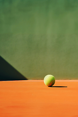 JPG 편집이미지 사람없음 초록색 주황색 테니스장 테니스공 편집실사 AI포토 AI콘텐츠 컬러 공 스포츠시설 테니스용품 CG 파일형식