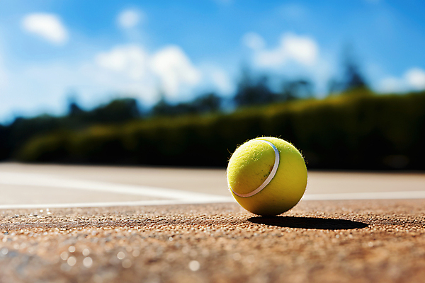 JPG 편집이미지 하늘 사람없음 야외 아웃포커스 테니스장 테니스공 편집실사 AI포토 AI콘텐츠 공 스포츠시설 촬영기법 테니스용품 CG 파일형식