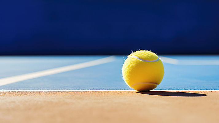 JPG 편집이미지 사람없음 파란색 테니스장 테니스공 편집실사 AI포토 AI콘텐츠 컬러 공 스포츠시설 테니스용품 CG 파일형식