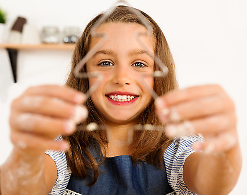 포토 JPG 해외이미지 모양 나무 백인 라이프스타일 딸 행복 어린이 음식 크리스마스 기념 요리 한명 미소 사람 쿠키 주방 굽기 준비 만들기 밀가루 해외202004 해외포토 서양인 식물 1 기념일 감정 가족 모션 디저트 표정 생활 가루 구이 파일형식