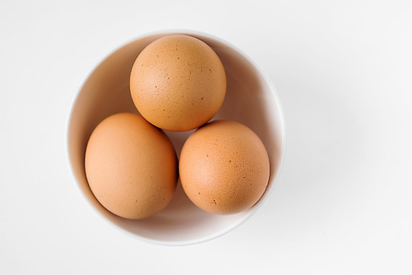 포토 JPG 해외이미지 음식 건강 사람없음 계란 껍질 흰색 흰배경 유기농 날것 내추럴 해외202004 해외포토 웰빙 컬러 백그라운드 알 파일형식