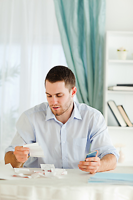 포토 JPG 해외이미지 종이 돈 비즈니스 탁자 실내 한명 앉기 10대 금융 노트북 사무실 방 계산기 업무 계산 결제 회계 계산서 계좌 세금 해외202004 해외포토 1 가구 모션 청소년 문구용품 사람 내부 경제 전자제품 장비 작업 재산 파일형식