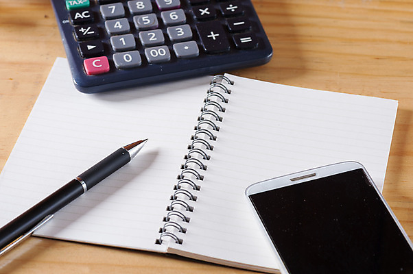 포토 JPG 해외이미지 디자인 종이 백그라운드 아이디어 사람없음 스마트폰 펜 다이어리 공책 공백 계산기 페이지 해외202004 해외포토 컨셉 문구용품 핸드폰 스마트기기 필기구 사무용품 장비 파일형식