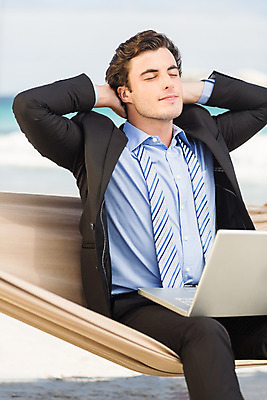 포토 JPG 해외이미지 백인 라이프스타일 남자 행복 휴가 따뜻함 한명 미소 사람 앉기 정장 성인 야외 노트북 컴퓨터 햇빛 평화 맑음 자유 비즈니스맨 성인남자한명만 해외202004 해외포토 서양인 1 옷 감정 컨셉 비즈니스 모션 날씨 표정 생활 전자제품 태양 직장인 남자한명만 성인남자만 파일형식