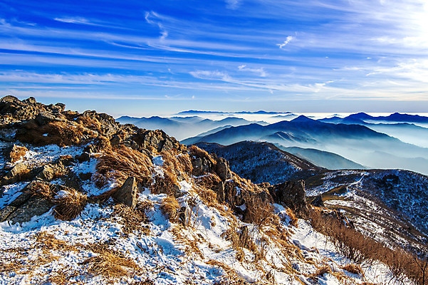 포토 JPG 해외이미지 나무 백그라운드 겨울 자연 하늘 산 서울 한국 풍경 사람없음 태양 맑음 추위 사찰 언덕 절정 눈내림 해외202004 해외포토 자연요소 식물 계절 아시아 종교건축 날씨 눈_날씨 생태계 파일형식