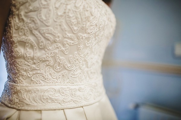 포토 JPG 해외이미지 전통 손 드레스 옷 여자 웨딩드레스 결혼 백그라운드 관계 자연 결혼식 사랑 사람없음 유행 낭만 흰색 축하 아내 가운 면 고급 우아함 날씬함 묘사 자수 약혼 스타일 해외202004 해외포토 레이스천 감정 컬러 컨셉 사람 이벤트 신체부위 직물 몸매 생태계 약속 파일형식