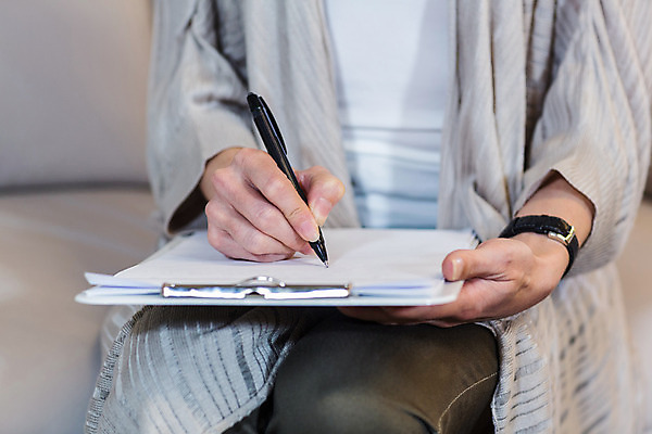 포토 JPG 해외이미지 백인 직업 여자 지도 실내 한명 앉기 성인 30대 소파 사무실 분석 테라피 정신과 정신과의사 조언 치료사 의료성형뷰티 해외202004 정신건강 심리치료 카운슬러 해외포토 서양인 1 컨셉 의자 비즈니스 모션 건강 병원 사람 내부 치료 장년 뷰티 의사 상담원 심리 파일형식