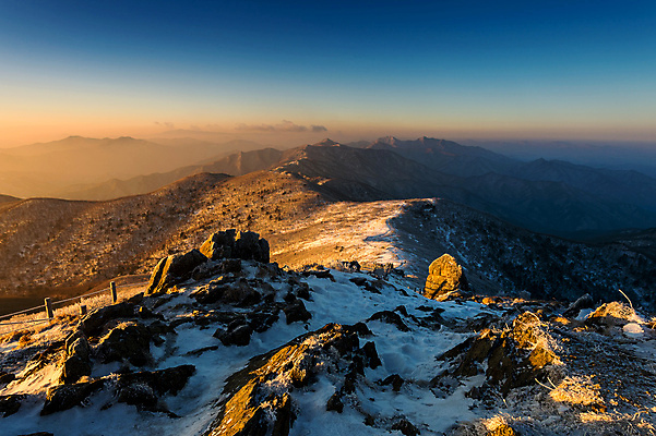 포토 JPG 해외이미지 나무 구름 계절 아시아 백그라운드 겨울 자연 하늘 아침 휴가 산 서울 한국 풍경 사람없음 야외 태양 일출 일몰 추위 흰색 언덕 남쪽 웅장함 절정 눈내림 해외202004 해외포토 주간 자연요소 식물 나라 컬러 눈_날씨 노을 방향 생태계 파일형식