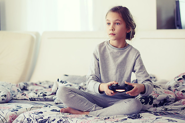 포토 JPG 해외이미지 라이프스타일 여유 어린이 침구 호텔 아침 휴식 주택 실내 한명 사람 소파 쌓기 텔레비전 침실 방 게임 침대 시간 멀리 리빙 동영상 위로 게이머 관리자 제어 채널 프로그램 혼자 안락 해외202004 해외포토 주간 1 감정 가구 컨셉 의자 모션 놀이 숙소 내부 건물 생활 전자제품 파일형식