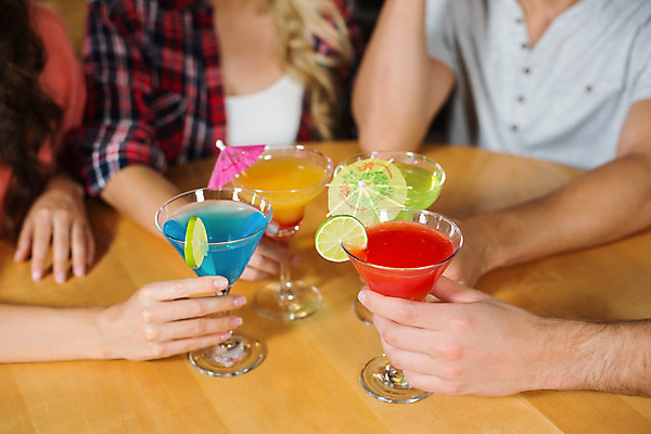 포토 JPG 해외이미지 백인 라이프스타일 여자 남자 유리 함께함 20대 사람없음 친구 축하 알코올 칵테일 바 축배 해외202004 해외포토 서양인 컨셉 관계 재질 주류 사람 청년 생활 파일형식