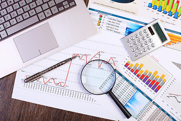 포토 JPG 해외이미지 종이 컨셉 회사 비즈니스 통계 탁자 그래프 직장 사람없음 사무실 펜 볼펜 자료 계산기 정보 키보드 업무 계획 오브젝트 보고서 문서 해외202004 해외포토 가구 문구용품 필기구 장비 작업 파일형식