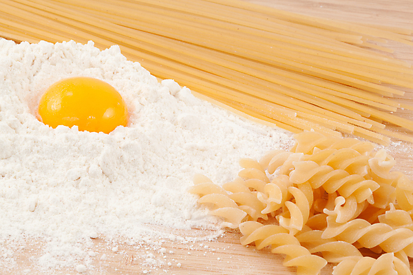 포토 JPG 해외이미지 음식 재료 탁자 파스타 실내 요리 사람없음 하이앵글 주방 신선 닫기 준비 조리대 날것 심플 밀가루 해외202004 해외포토 뷰포인트 가구 모션 서양음식 내부 가루 파일형식