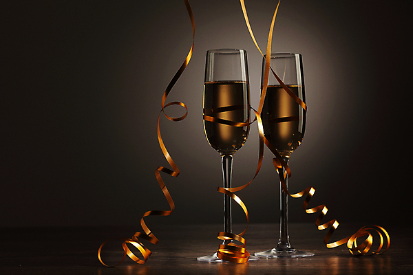 포토 JPG 해외이미지 디자인 기념일 행복 리본 음료 백그라운드 크리스마스 겨울 검은배경 새로움 기념 선물 사랑 사람없음 빛 상자 파티 축제 낭만 축하 알코올 샴페인 샴페인잔 해외202004 해외포토 계절 감정 컨셉 술잔 주류 이벤트 검은색 파일형식