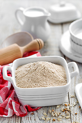 포토 JPG 해외이미지 음식 백그라운드 재료 탁자 요리 사람없음 목재 갈색 쌓기 주방 흰색 기구 사발 가루 준비 유기농 날것 반죽 밀가루 밀가루반죽 통밀 해외202004 해외포토 나무 웰빙 컬러 가구 모션 사기그릇 밀 파일형식