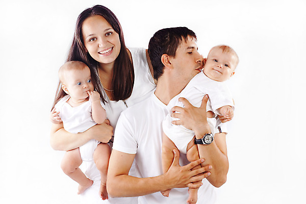 포토 JPG 해외이미지 백인 여자 남자 딸 행복 어린이 가족 엄마 함께함 사랑 미소 사람 소녀 여러명 성인 육아 흰색 아기 4 그룹 아빠 쌍둥이 세대 고립 돌봄 해외202004 해외포토 서양인 감정 컬러 다수 컨셉 관계 모션 표정 숫자 파일형식