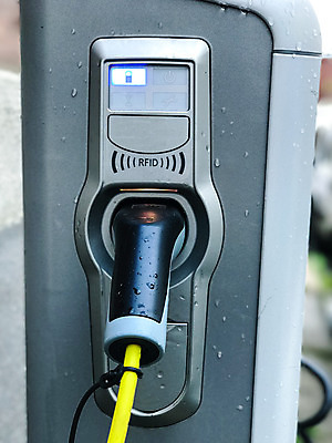 포토 JPG 해외이미지 여행 백그라운드 컨셉 비즈니스 교통시설 자동차 거리 노르웨이 사람없음 초록색 경제 힘 운전 에너지 도시 콘센트 플러그 역 연결 주차 에코 생태계 연료 스위치 충전 로딩 베터리 생태학 오슬로 자동 충전기 프리미엄 공급 해외202004 해외포토 교육 유럽 육상교통 컬러 교통 모션 환경 기계 시설 파일형식