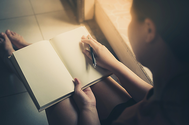 포토 JPG 해외이미지 라이프스타일 응시 교육 행복 아침 추상 휴가 휴식 주택 아이디어 실내 취미 사람없음 책 독서 펜 다이어리 쪽지 공백 방 수확 작업 잡지 작가 집중 읽기 문학 주말 리빙 소셜네트워크 필터 스타일 힙스터 카피스페이스 효과 해외202004 해외포토 주간 직업 시선 패션 감정 컨셉 무늬 농업 모션 내부 건물 생활 간행물 필기구 사무용품 파일형식