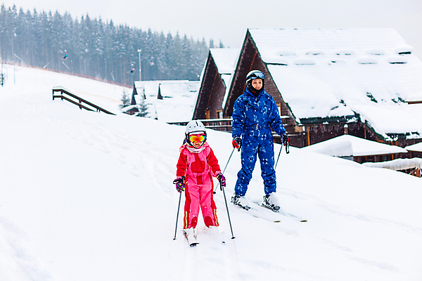 포토 JPG 해외이미지 전신 여자 어린이 모녀 스키 겨울스포츠 스키장 성인 야외 두명 앞모습 레포츠 설원 즐거움 스키복 내리막 여자만 스키타기 해외202309 해외포토 옷 딸 감정 스포츠 뷰포인트 가족 엄마 레저 눈_날씨 사람 파일형식