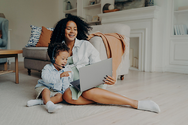 포토 JPG 해외이미지 응시 여자 행복 아들 어린이 흑인 거실 통신 가족 관계 엄마 주택 함께함 대화 사랑 소년 성인 두명 노트북 컴퓨터 부모 뷰티 카메라 스크린 헤드폰 웹 육아 연결 동영상 혼혈 해외202309 해외포토 서양인 시선 남자 감정 음향기기 컨셉 인터넷 말하기 사람 건물 전자제품 다문화 파일형식