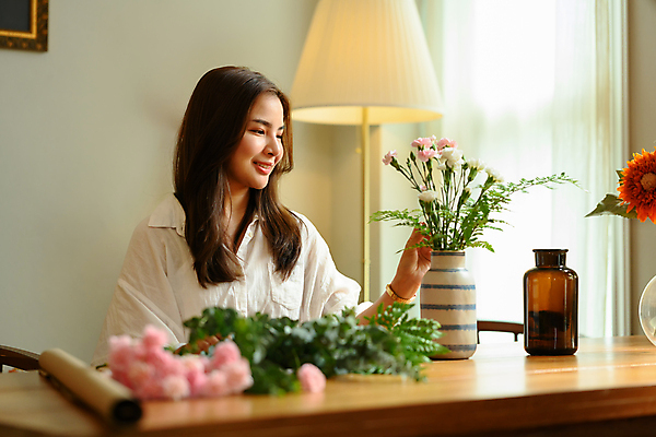 포토 JPG 해외이미지 여자 전등 실내 한명 동양인 상반신 성인 꽃병 만지기 소프트포커스 원예 성인여자한명만 해외202309 해외포토 1 꽃 모션 조명 촬영기법 사람 인종 취미 내부 여자한명만 성인여자만 파일형식