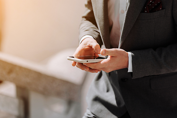 포토 JPG 해외이미지 직업 손 남자 인터넷 회사 비즈니스 사업가 통신 성공 회의 모바일 노동자 실내 관리 서기 정장 성인 사람없음 스마트폰 핸드폰 사무실 잡기 업무 작업 직장인 비즈니스맨 종업원 스마트 회의실 온라인 경영 단절 정중 진짜 카피스페이스 해외202309 해외포토 옷 컨셉 모션 사람 내부 신체부위 전자제품 스마트기기 공백 파일형식