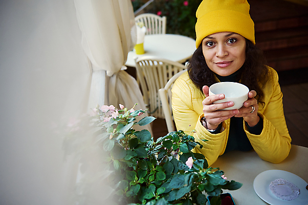 포토 JPG 해외이미지 모자 라이프스타일 행복 여유 흑인 성공 휴식 거리 따뜻함 한명 야외 식당 맑음 화목 재킷 카페 기쁨 추위 마시기 전원 도시 자신감 미녀 명상 아로마 카페테리아 에스프레소 따뜻한음료 카페인 스타일 해외202309 해외포토 서양인 1 잡화 감정 커피 음료 컨셉 모션 날씨 사람 생활 상점 외투 전기에너지 미인 파일형식