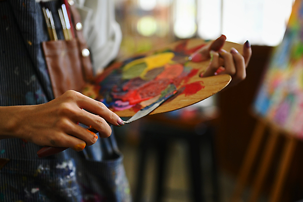 포토 JPG 해외이미지 남자 미술 한명 들기 상반신 성인 앞치마 물감 그리기 팔레트 그림 성인남자한명만 해외202309 해외포토 1 모션 문화예술 사람 미술도구 남자한명만 성인남자만 파일형식