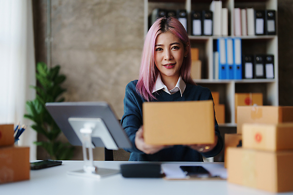 포토 JPG 해외이미지 여자 사업가 한명 들기 상반신 성인 앞모습 태블릿 작업 비즈니스우먼 사장 주기 택배상자 성인여자한명만 해외202309 해외포토 직업 1 뷰포인트 비즈니스 모션 사람 전자제품 스마트기기 상자 직장인 택배 여자한명만 성인여자만 파일형식