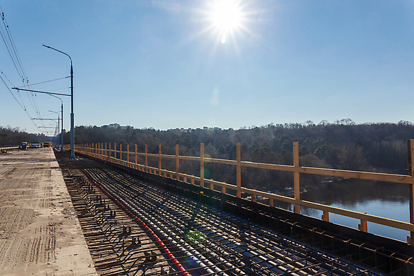 포토 JPG 해외이미지 공공시설 산업 도로 건축양식 난간 교통시설 프레임 직장 한명 안전 건물 목재 강 금속 힘 장비 도시 업무 고속도로 부식 준비 시멘트 철사 망사 공학 개발 복원 철강 콘크리트 프로젝트 해외202309 해외포토 나무 1 건축물 교육 건축 길 교통 회사 재료 재질 사람 직물 작업 시설 파일형식