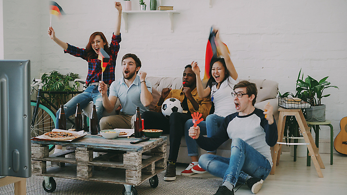 포토 JPG 해외이미지 라이프스타일 여자 남자 행복 스포츠 응원 주택 맥주 피자 함께함 독일 실내 앉기 경기 여러명 친구 소파 세계 축구 텔레비전 우정 마시기 게임 축하 깃발 관찰 우승 부채 그룹 먹기 흥분 점수 다민족 골 전국 해외202309 해외포토 감정 유럽 다수 컨셉 의자 관계 모션 놀이 주류 패스트푸드 서양음식 사람 내부 건물 생활 전자제품 구기 최고 파일형식