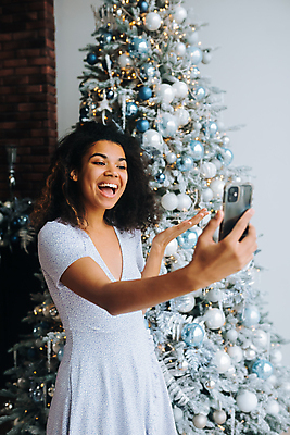 포토 JPG 해외이미지 나무 행복 겨울 모바일 휴가 새로움 주택 실내 대화 선물 한명 사람 빛 스마트폰 핸드폰 뷰티 기쁨 야간 연도 온라인 해외202309 해외포토 자연요소 식물 1 계절 감정 컨셉 말하기 내부 건물 전자제품 스마트기기 파일형식